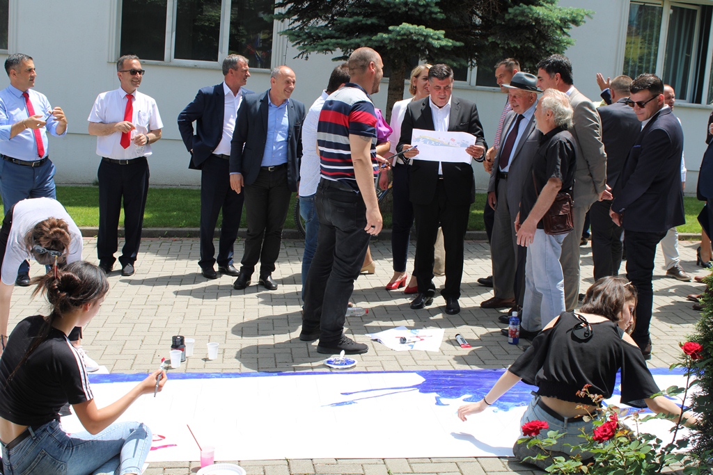 Nxënësit në Gjilan shënojnë 20-vjetorin e çlirimit me një pikturë 20 metrash
