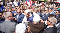 Një plis si dhuratë për Clintonin