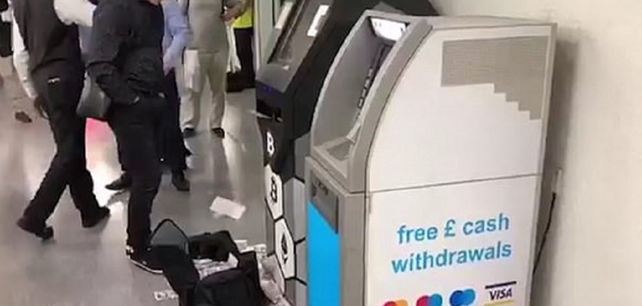 “Çmendet” bankomati në Londër, klienti mbledh paratë me çantë