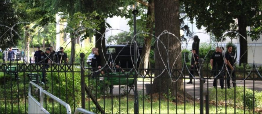 Parlamenti i Shqipërisë rrethohet nga efektivë policie dhe tela me gjemba