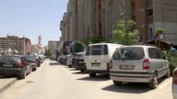 Banorët në Dardani ankohen se për vizitën e Clintonit u konfiskuan vetura pa paralajmërim