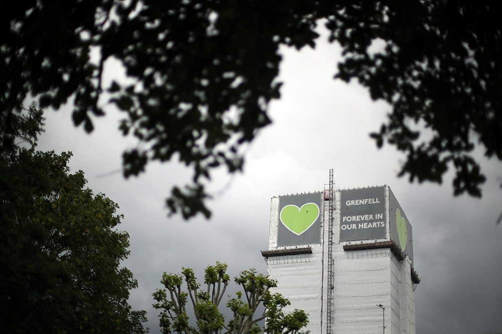 Mbi 200 ndërtesa në Angli me materiale të ngjashme si “Grenfell Tower”