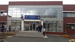 Obiliqi angazhon mësimdhënës pa diplomë fakulteti