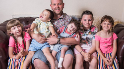 “Super babai” beqar adopton 5 fëmijë me aftësi të kufizuara