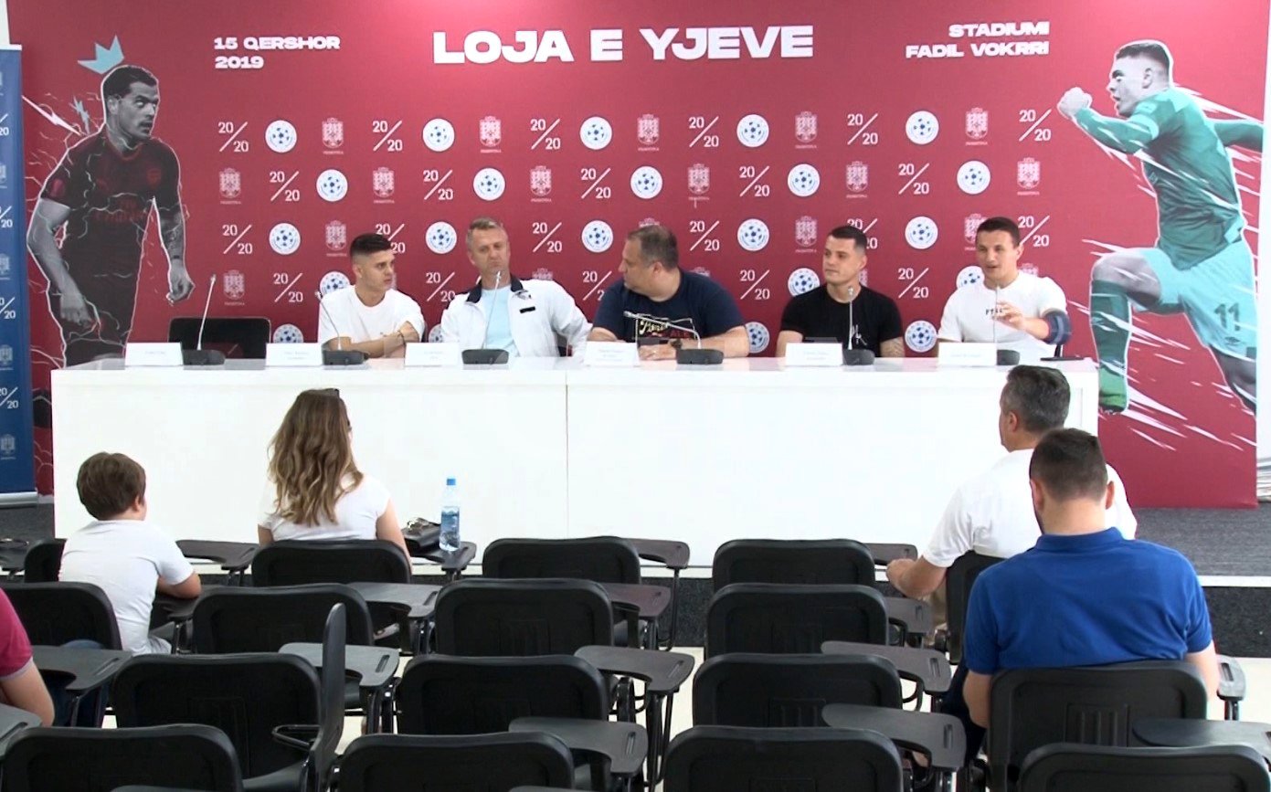 Në Ndeshjen e Yjeve, Xhaka dhe Rashica luajnë edhe me personalitete tjera