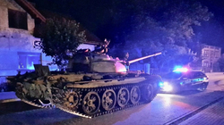 I dehuri del me tank në mes të qytetit, “terrorizon” banorët e një lagjeje në Poloni