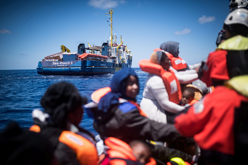 Italia bllokon në mes të detit anijen me imigrantë