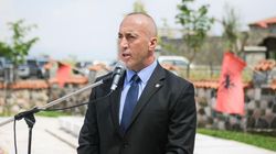 Haradinaj bën homazhe me rastin e 1-vjetorit e vdekjes së babait të tij