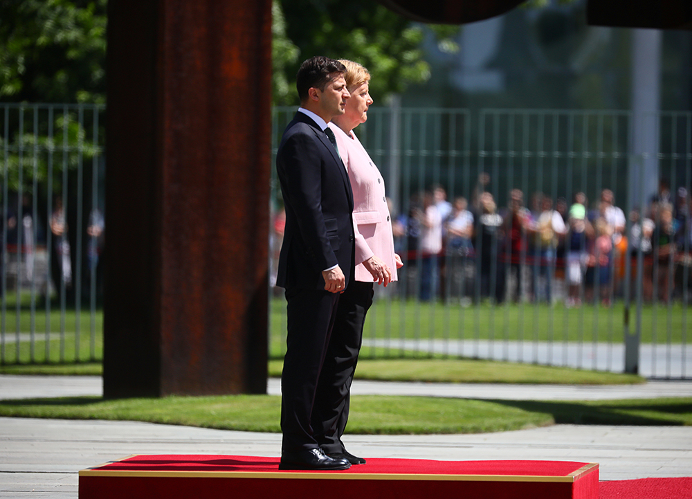 Merkel dridhet nga dehidrimi gjatë takimit me Zelenskin