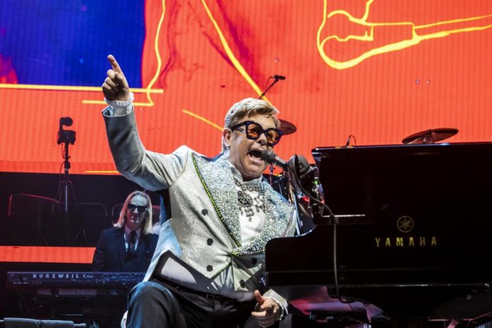 Elton John nderohet nga Franca me titullin Legjioni i Nderit