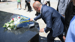 Kryeministri Haradinaj bëri homazhe te shtatorja e patriotit Hasan Prishtina