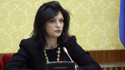 Reagimi i Jozefina Topallit: Një demokrat nuk djeg as mandate e as shkolla