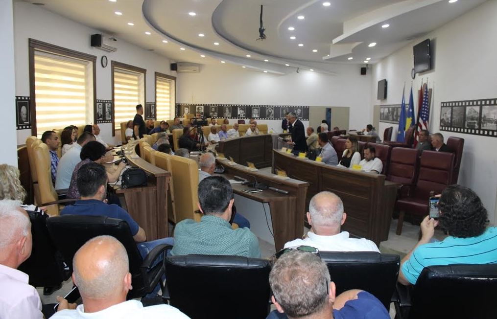 Mbahet debat publik për zgjerimin e rrugëve katër korsi, Gjilan-Prishtinë dhe Gjilan-Kllokot