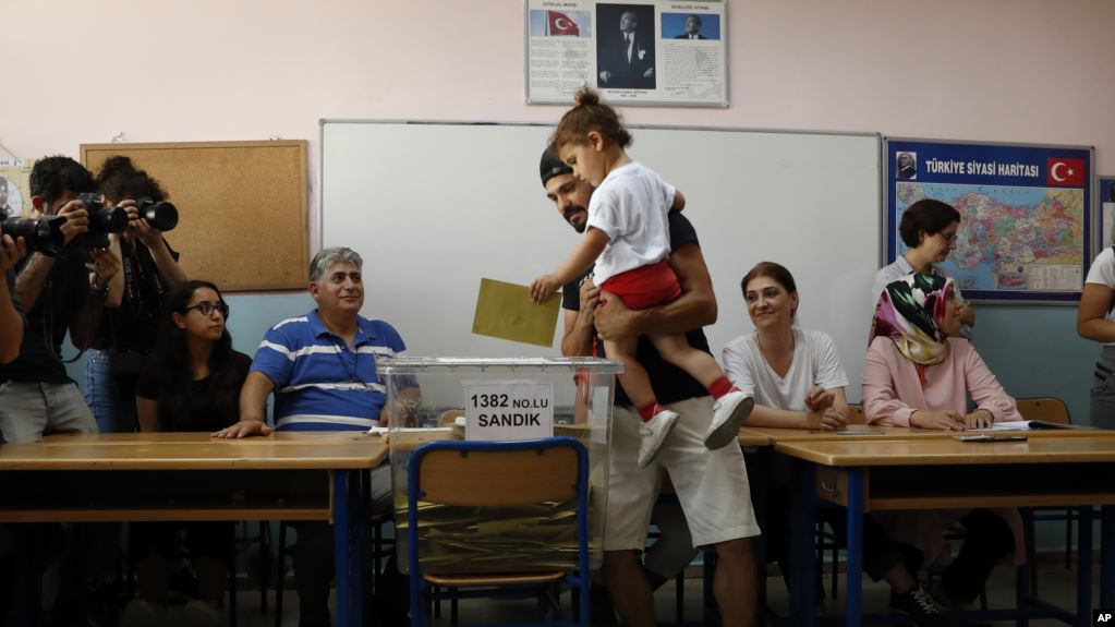 Rivotimi në Stamboll përcakton drejtimin e demokracisë së trazuar të Turqisë