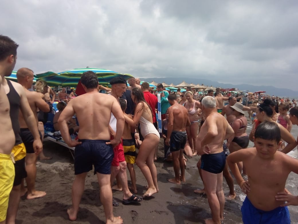 Velipoja pa roje bregdetare, 3 persona rrezikojnë të mbyten