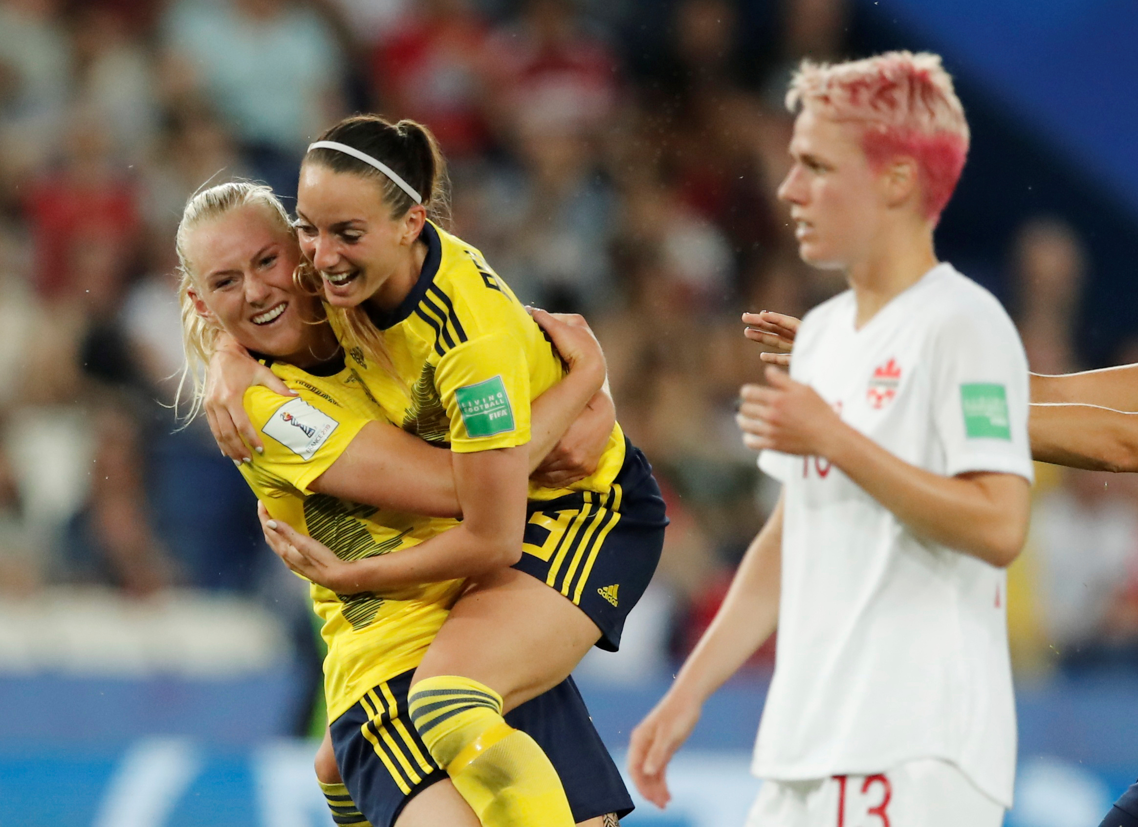 Kosovare Asllani me asistim ndihmon Suedinë të prekë çerekfinalen