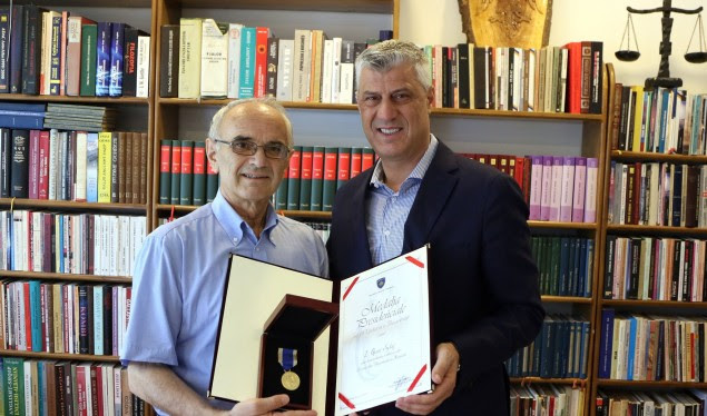 Thaçi dekoron me Medalje Presidenciale Gani Sylajn