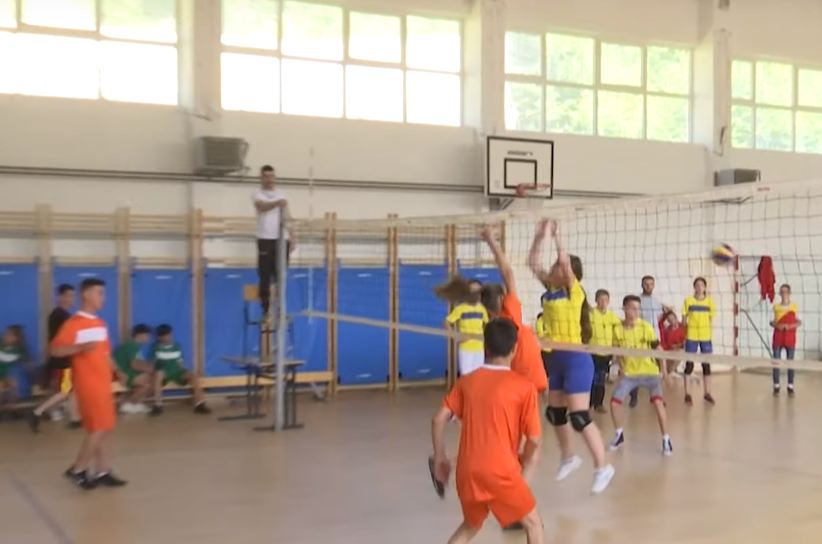Rreth 120 nxënës të Kaçanikut dëshmohen edhe në volejboll