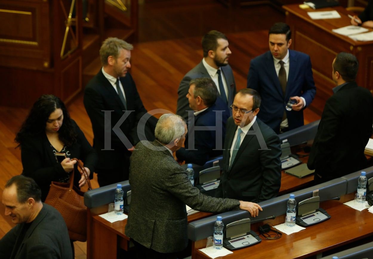Haxhiu thotë se nuk e kupton hezitimin e LDK-së për të provuar rrëzimin e Haradinajt