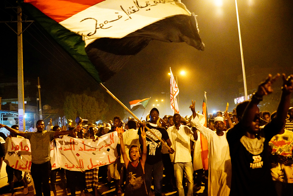Bastisen zyrat e opozitës në Sudan shkaku i protestës kundër regjimit ushtarak