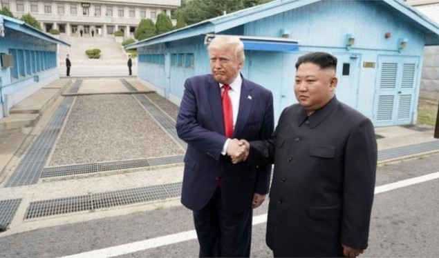 Trump-Kim, takim simbolik në zonën e çmilitarizuar mes dy Koreve