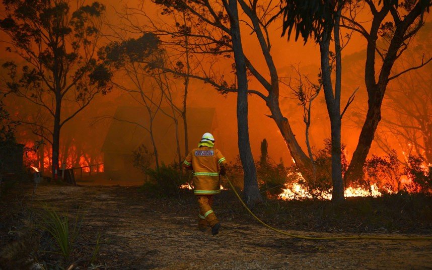 Së paku 100 zjarre masive pushtojnë Australinë