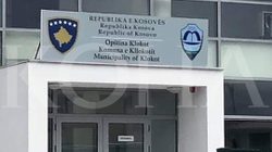 Kllokoti vendos simbolet shtetërore të Kosovës