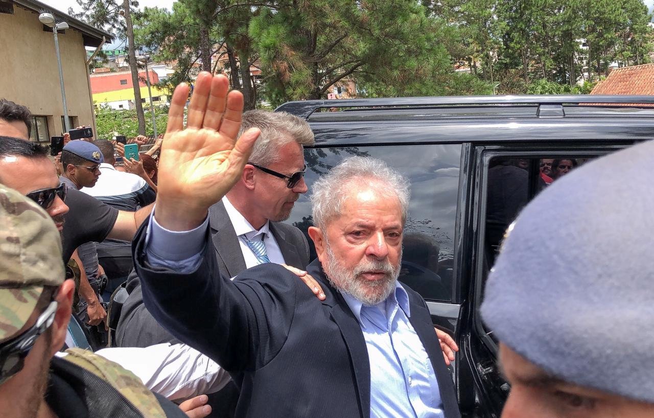 Ish-presidenti brazilian lirohet nga burgu për të marrë pjesë në varrimin e nipit