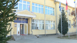 Së paku 3 anëtarë të AAK-së, u.d. të drejtorit në shkollat e Suharekës