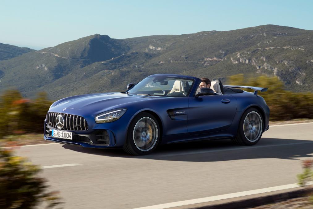 Mercedes zbulon super veturën AMG GT R Roadster