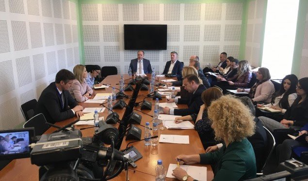 Ministrja Hoxha merr kritika të mëdha nga deputetët