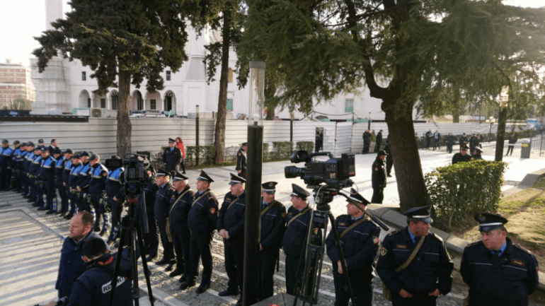Sot në Shqipëri: pozita në seancë plenare e opozita në protestë