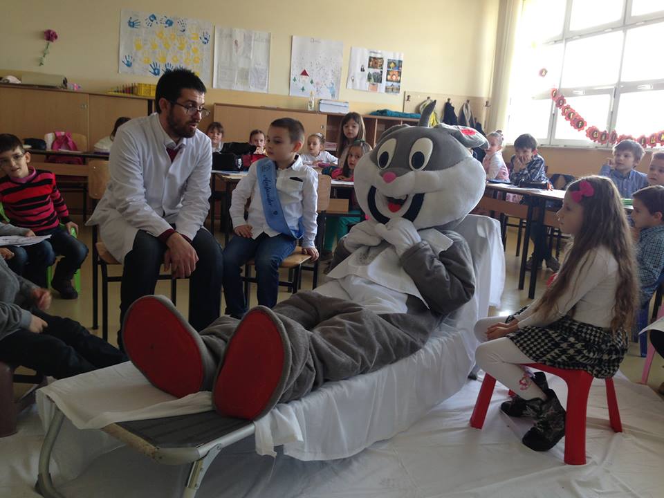 Fëmijët janë të guximshëm - nxjerrin dhëmbët e tyre pa ndihmën e dentistit