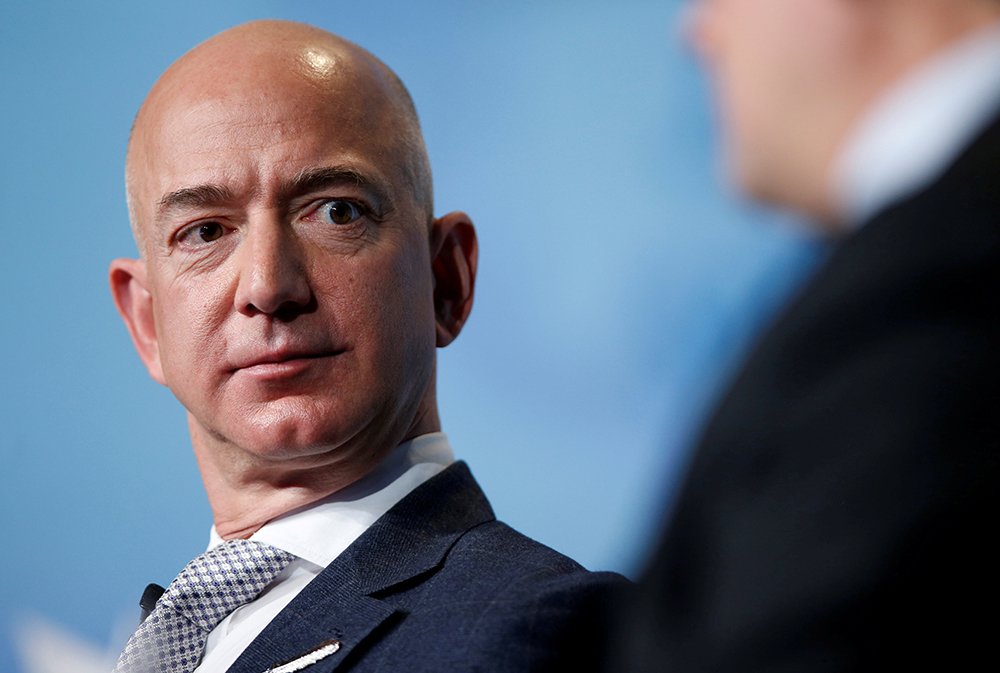 Jeff Bezos vazhdon të jetë më i pasuri në botë