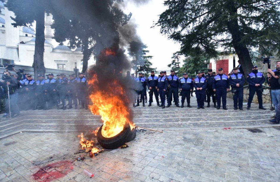 Tetë të prangosur për dhunën në protestën e djeshme të opozitës në Tiranë