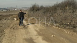 Fermeri në Gjilan ankohet se komuna ia la zhavorrin te ferma, e cila po i vërshohet
