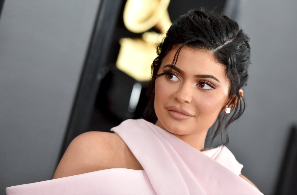 Kylie Jenner në moshën 21-vjeçare tejkalon Mark Zuckerbergun dhe bëhet miliarderja më e re në botë