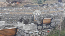 Hiqet kryqi dhe flamuri i Serbisë nga përmendorja në Hoçë të Madhe