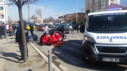 Aksident trafiku para Kuvendit, një i lënduar