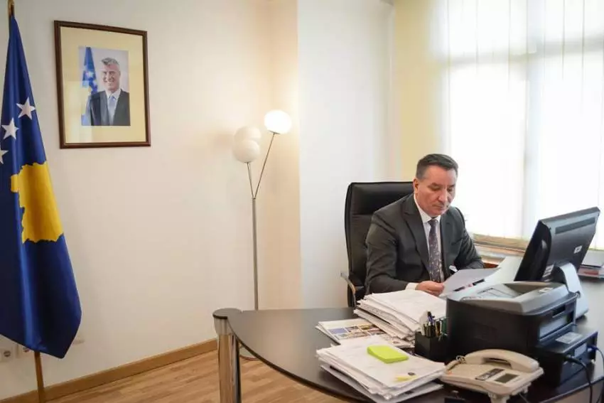 Lekaj firmos kontratën për fillimin e punimeve në zgjerimin e rrugës Dollc-Gjakovë