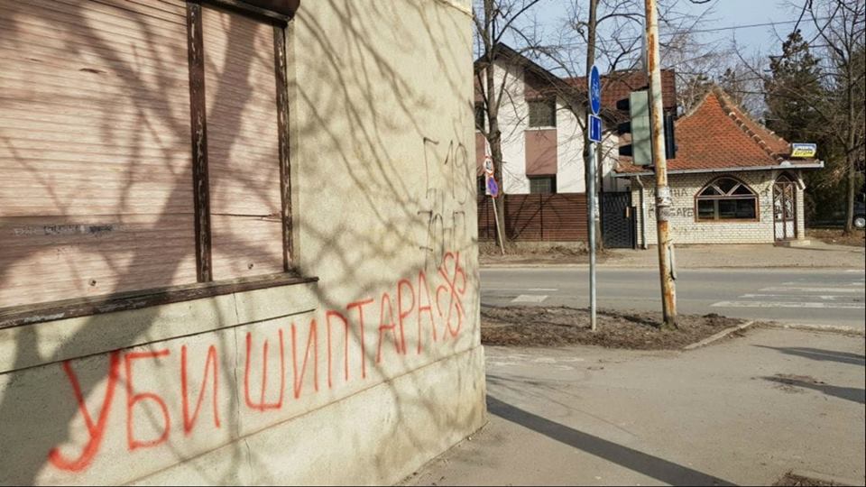 Grafite antishqiptare në Zrenjanin, Mustafa i quan produkt të sistemit aktual në Serbi