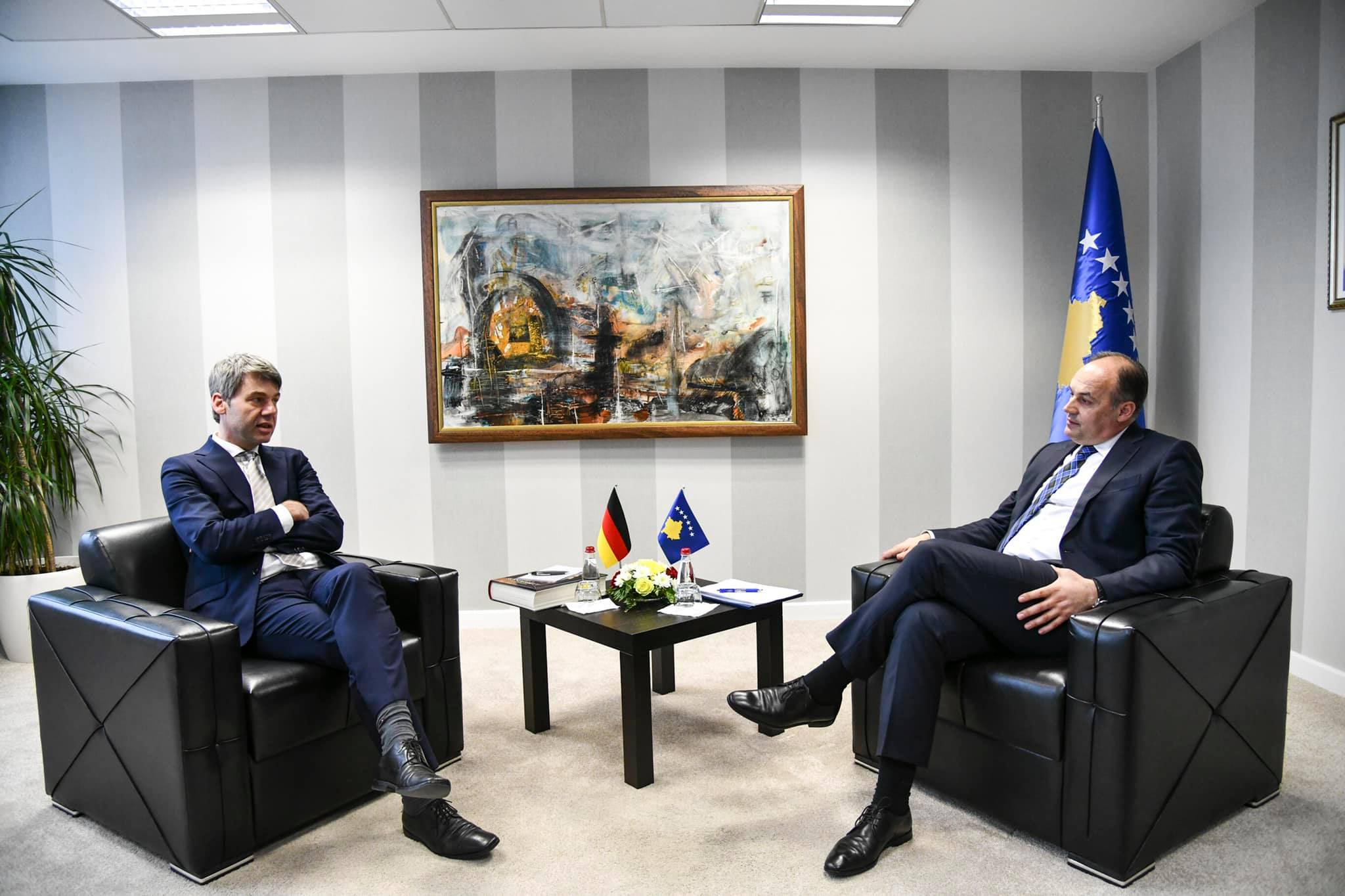 Hoxhaj takon këshilltarin e Merkelit: 2019-a vit i mundshëm për marrëveshje me Serbinë