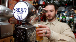 Lokali parisien që shërben birra “BREXIT”