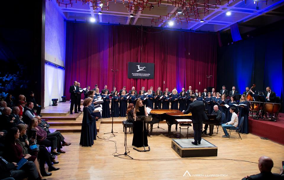 Kori e Orkestra zbërthejnë dramën muzikore që kulmoi me “Requiem”