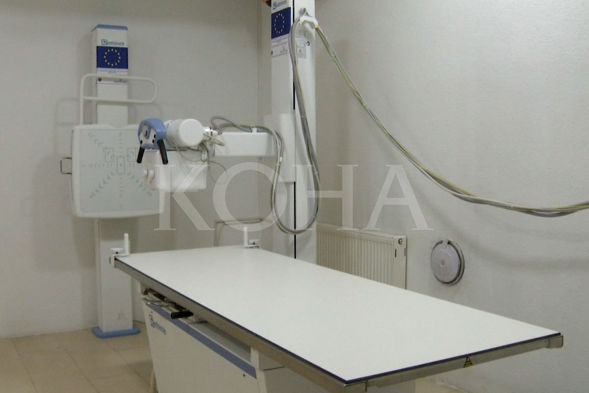 Qytetarët e Pejës nuk mund ta përdorin rëntgenin as në QKMF e as në spital, mungon filmi