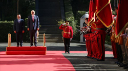 Kryeministri i Maqedonisë së Veriut arriti për vizitë zyrtare në Shqipëri