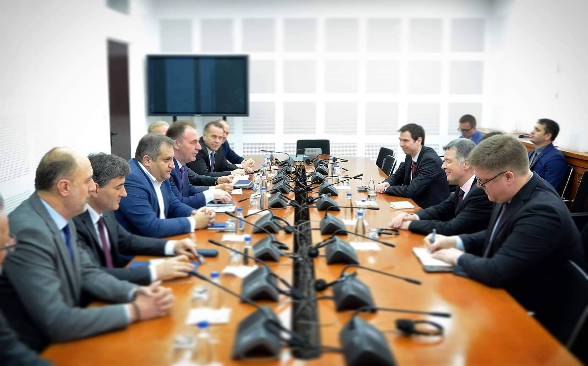 Edhe Britania pret që nga Dialogu, Serbia të njohë Kosovën