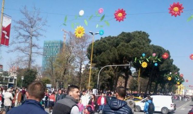 Qytetarët në Tiranë festuan Ditën e Verës edhe pa koncerte