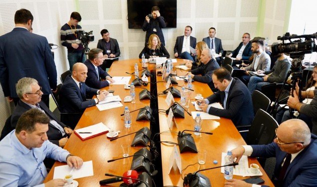 Deputetja Bajrami i kërkon ministrit Lekaj që të vendoset një standard për autostradat