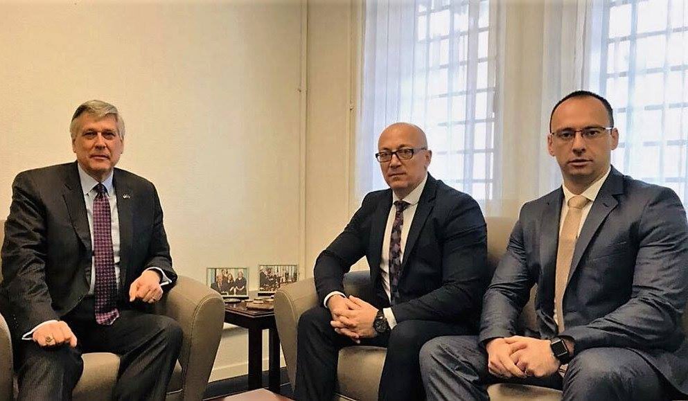 Kosnett takohet me drejtuesit e Listës Serbe, thotë se duhet të mbeten në institucionet e Kosovës
